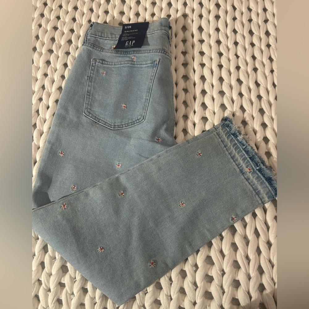 New! Super Cute! GAP Light Blue Daisy Embroidered Jeans